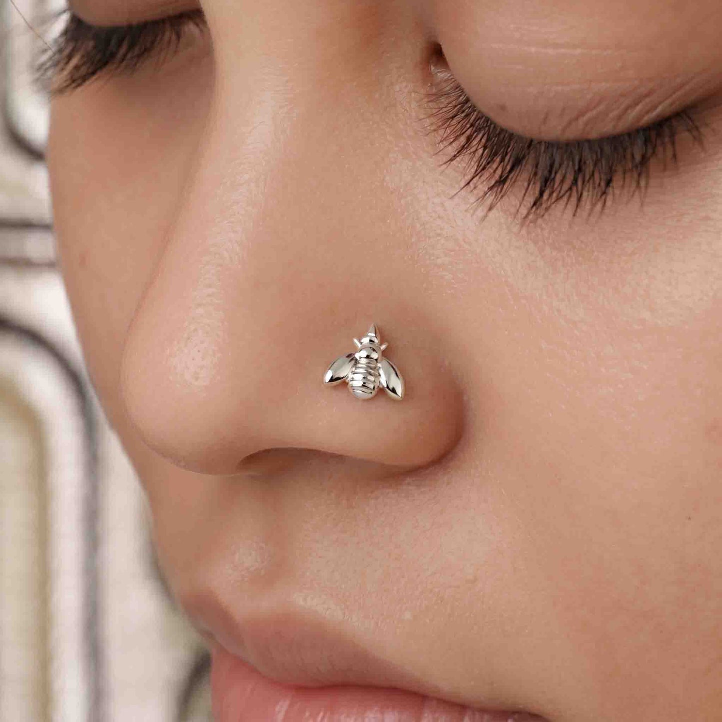 Silver bee Nose pin