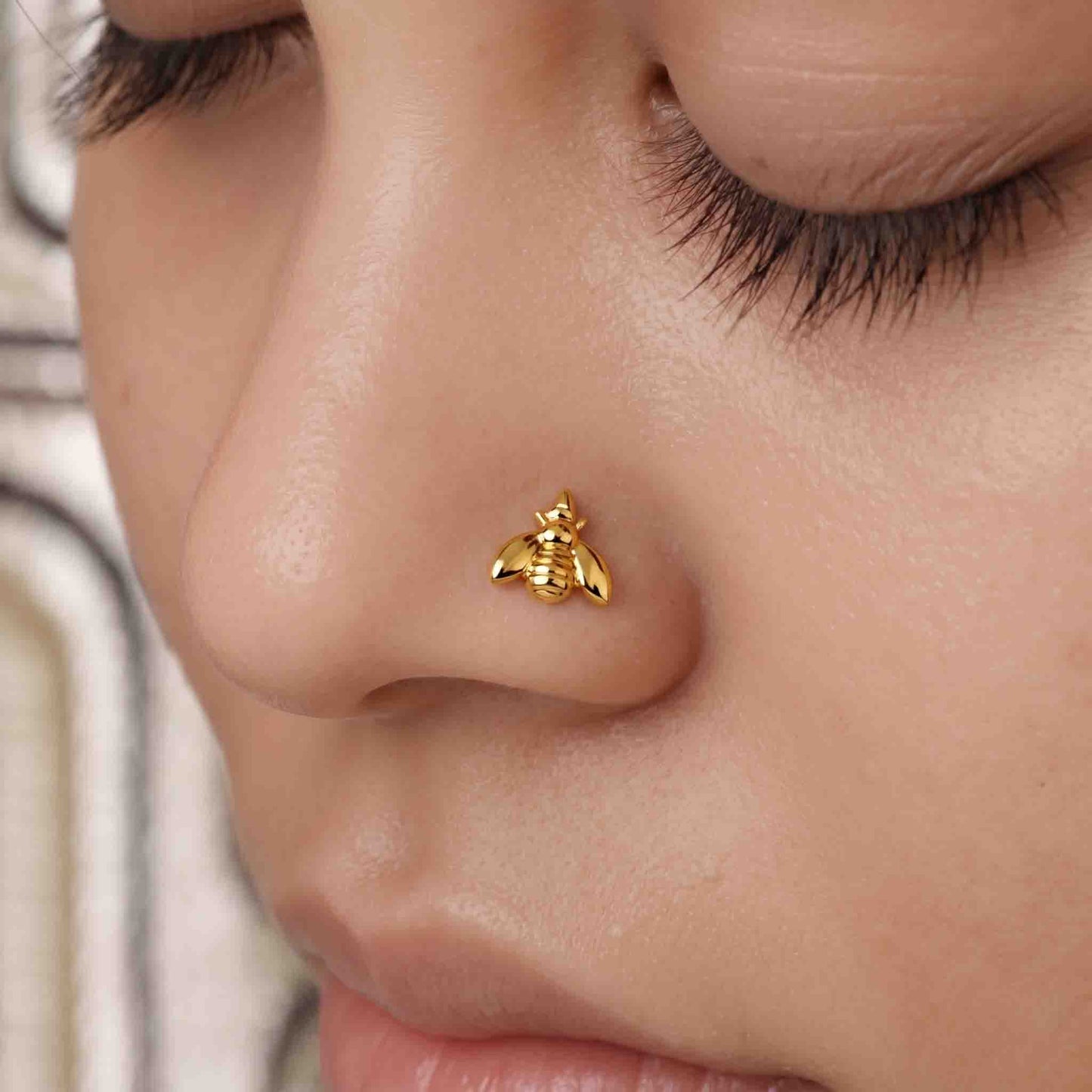 Silver bee Nose pin