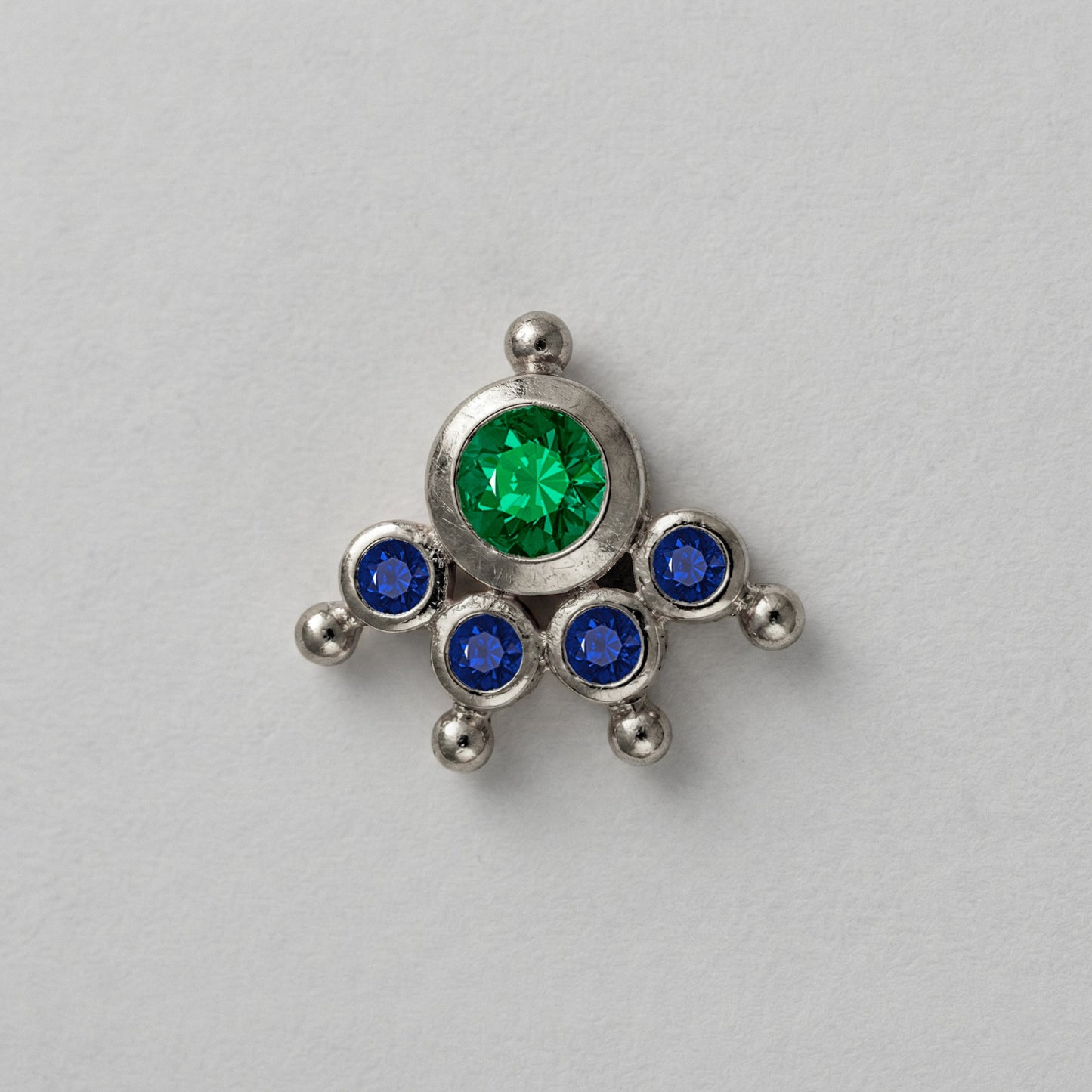MOOKUTHI GREEN STONE SILVER NOSEPIN