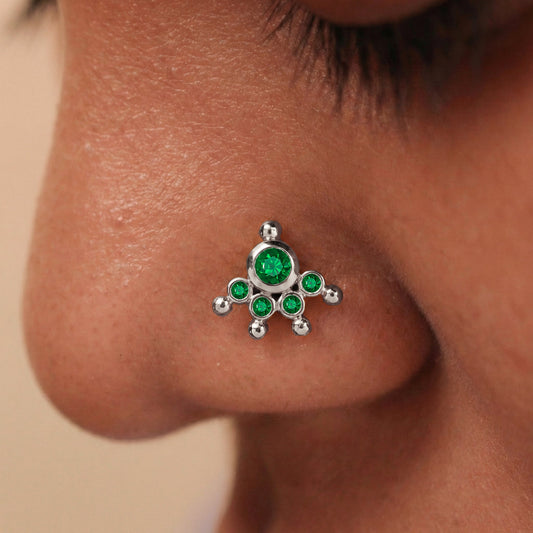 MOOKUTHI GREEN STONE SILVER NOSEPIN
