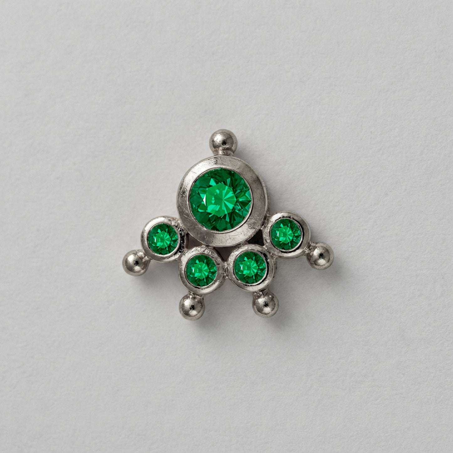 MOOKUTHI GREEN STONE SILVER NOSEPIN