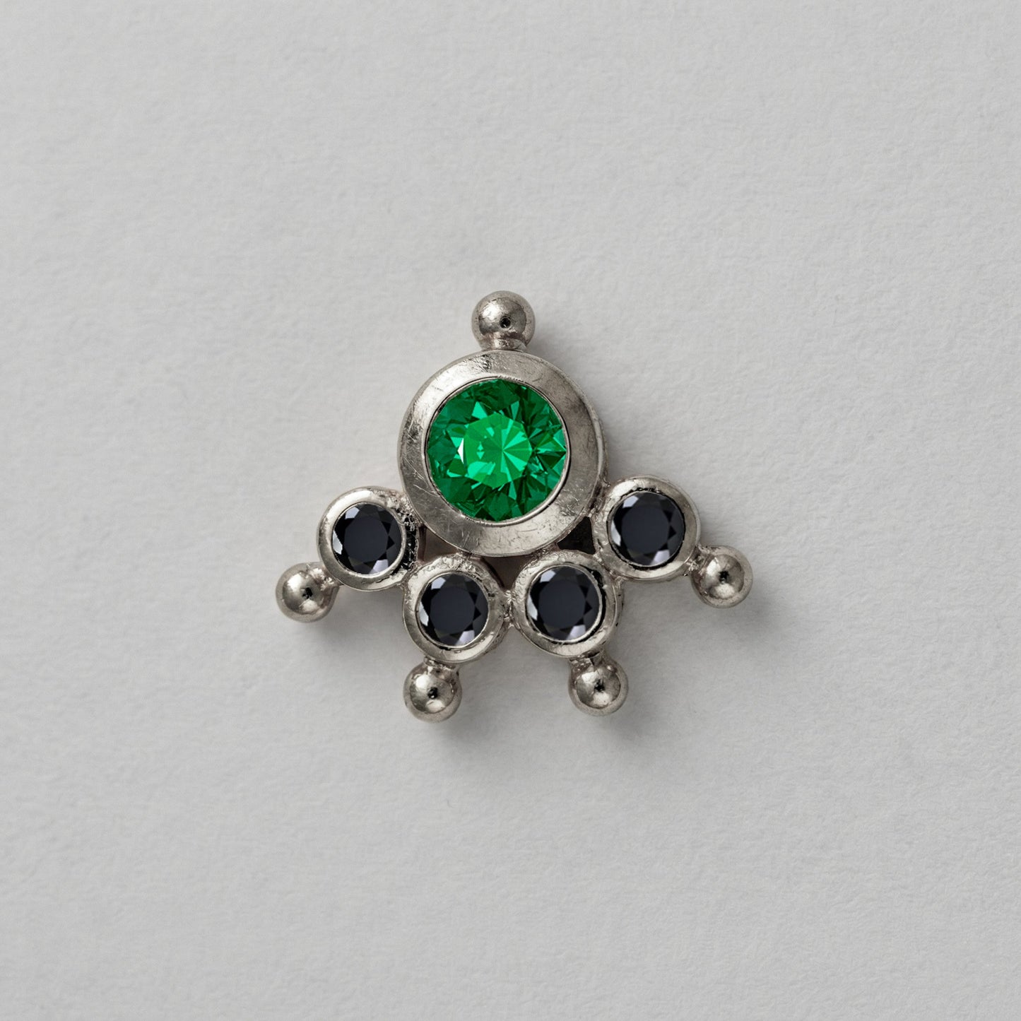 MOOKUTHI GREEN STONE SILVER NOSEPIN