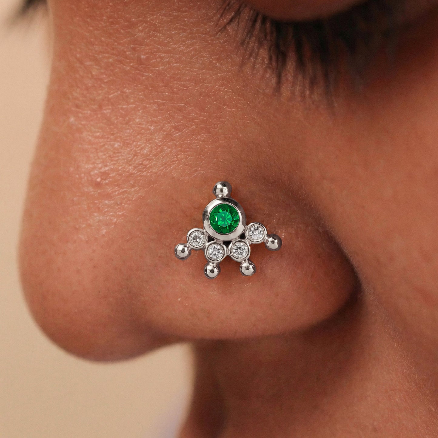 MOOKUTHI GREEN STONE SILVER NOSEPIN