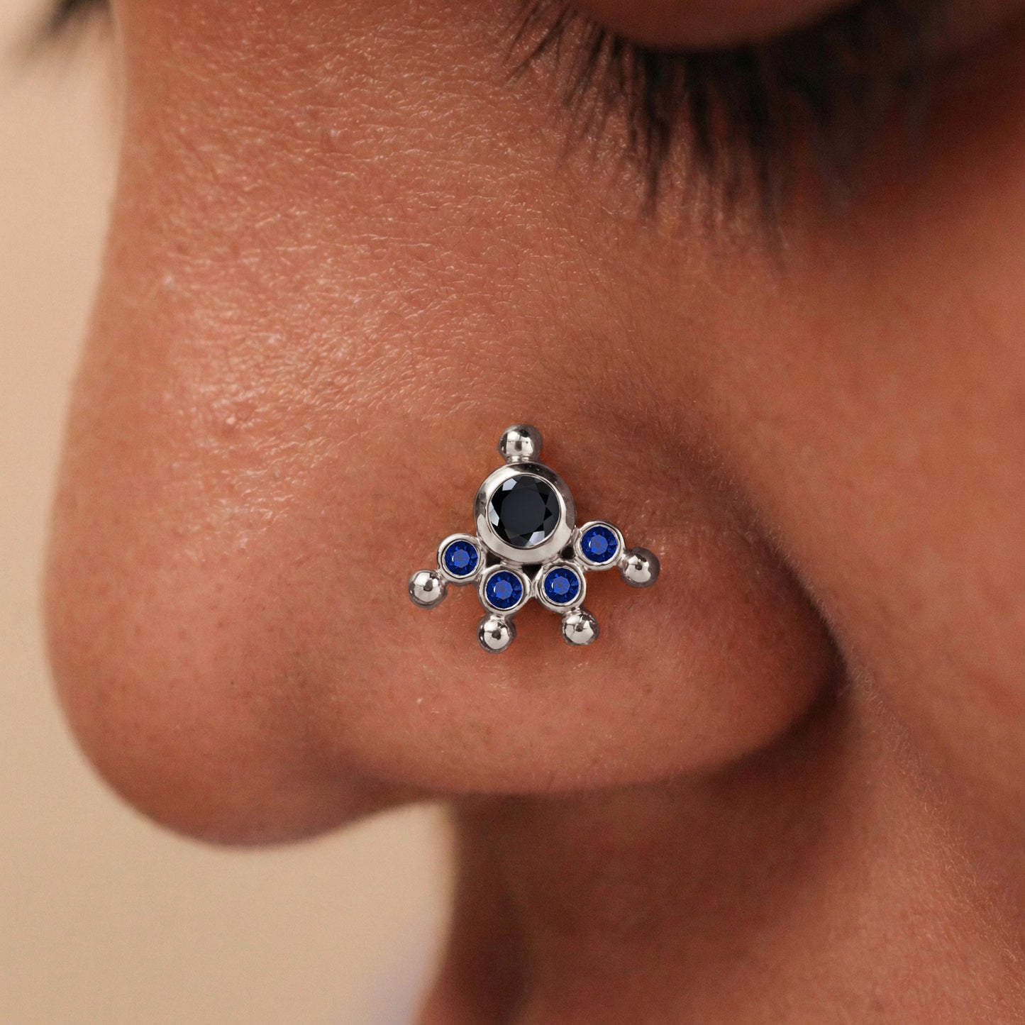 MOOKUTHI BLACK STONE SILVER NOSEPIN