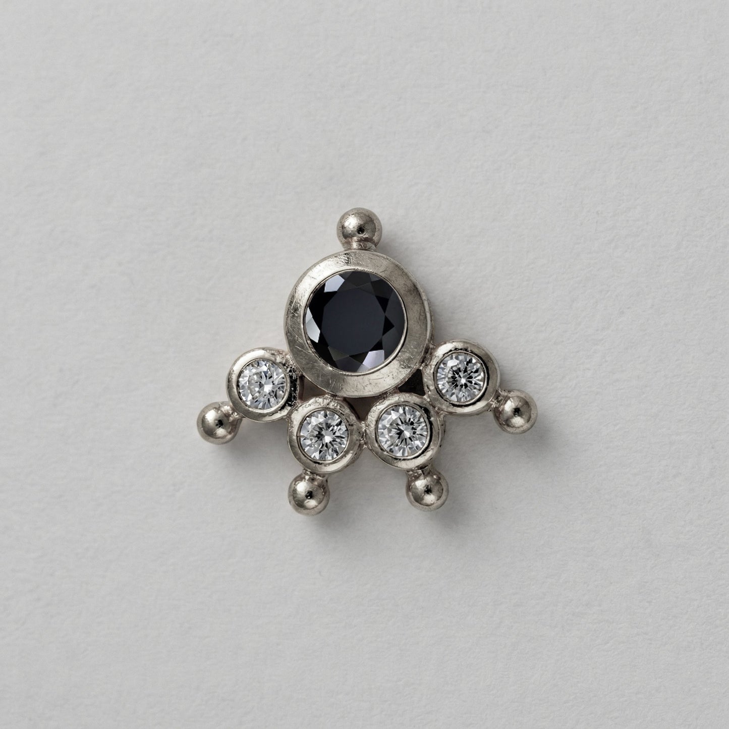 MOOKUTHI BLACK STONE SILVER NOSEPIN
